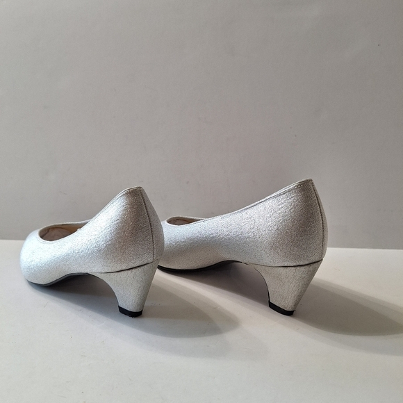 Special Occasions by Saugus Shoes Metallic Silver Low Heel Elegant Pumps Size 9 - Picture 8 of 11